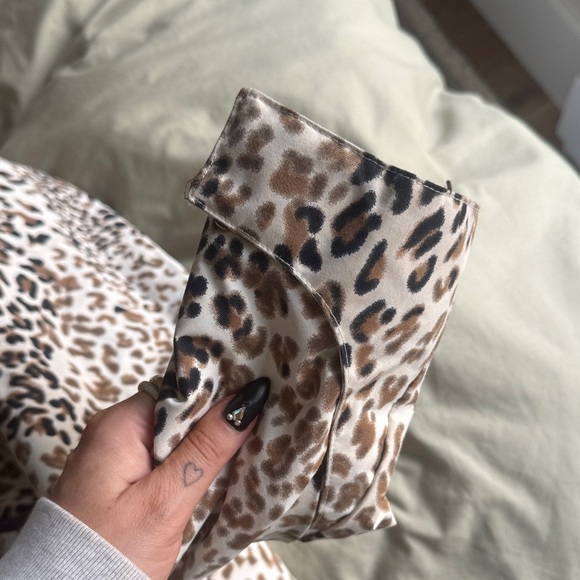 Billabong Leopard-Print Hooded Ski Jacket in Cream, Brown & Black - Picture 12 of 16